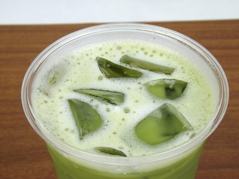 85度C的抹茶拿鐵打開杯蓋看冰塊