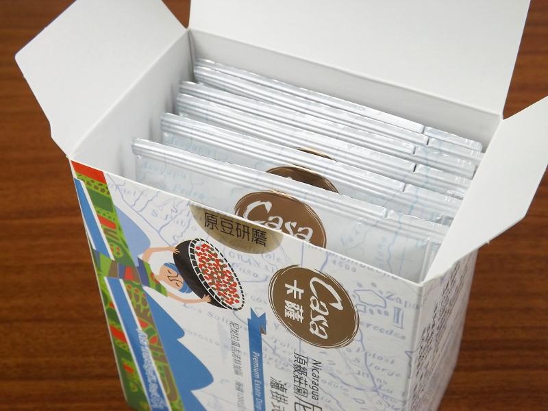 每盒有六小包濾掛式咖啡 