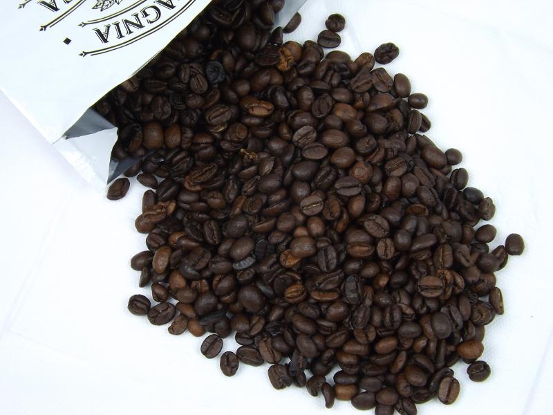 剪開包裝袋倒出裡面的咖啡豆