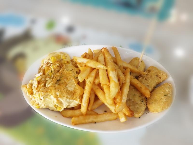 薯條、小雞塊以及歐姆蛋