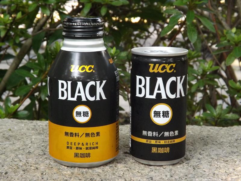 兩罐 UCC BLACK 無糖罐裝黑咖啡擺在一起
