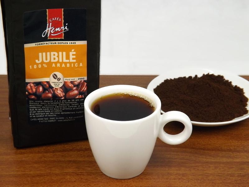 輕輕啜飲一口剛沖出來的黑咖啡