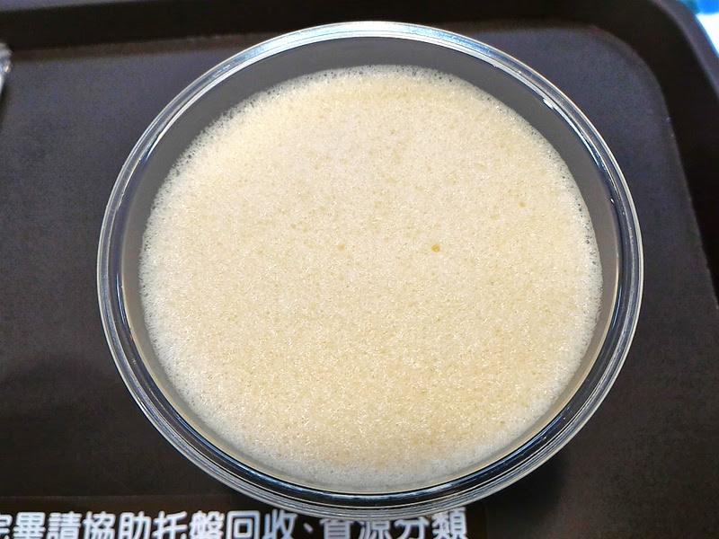 CITY CAFE 的氮氣冷萃咖啡上方綿密泡沫特寫