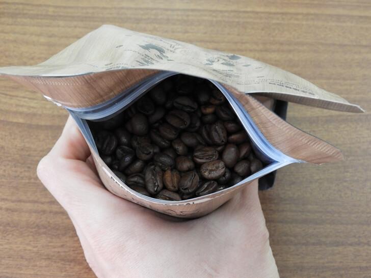 撕開夾鏈袋封條看豆子