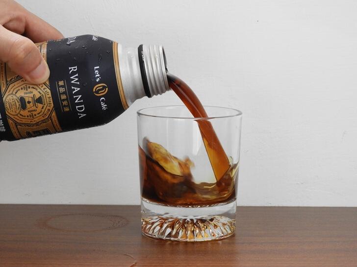 倒出全家單品盧安達罐裝黑咖啡