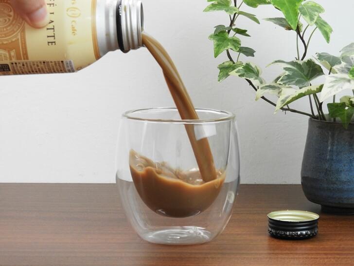 倒出一杯全家香濃咖啡拿鐵罐裝