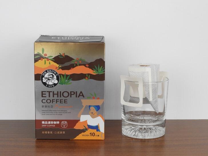 將伯朗咖啡衣索比亞精品濾掛咖啡架上杯子