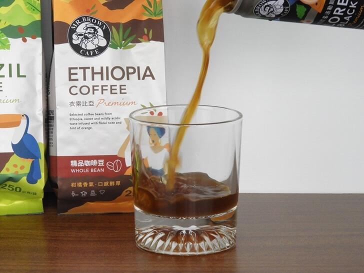 倒出伯朗印尼佛洛勒斯無糖黑咖啡
