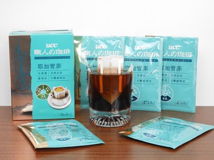 沖泡完成的 UCC 耶加雪菲濾掛式咖啡