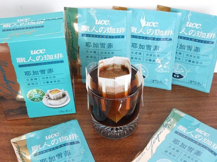 沖泡完成的 UCC 耶加雪菲濾掛式咖啡
