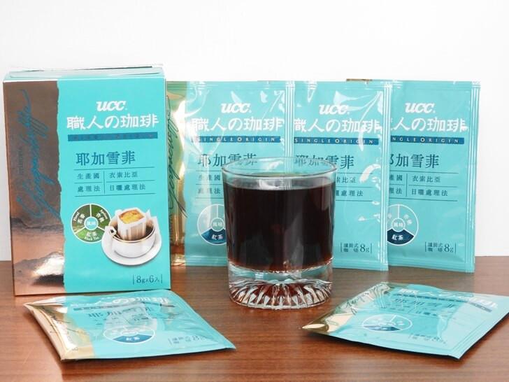 準備享用沖泡完成的 UCC 耶加雪菲濾掛式咖啡