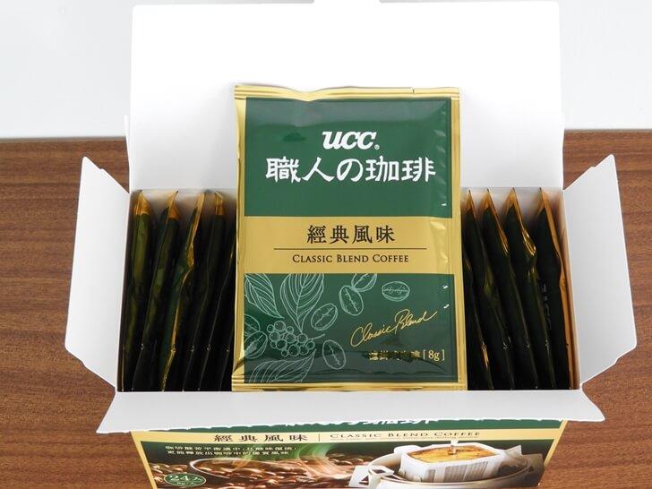 取出一包 UCC 職人系列經典濾掛